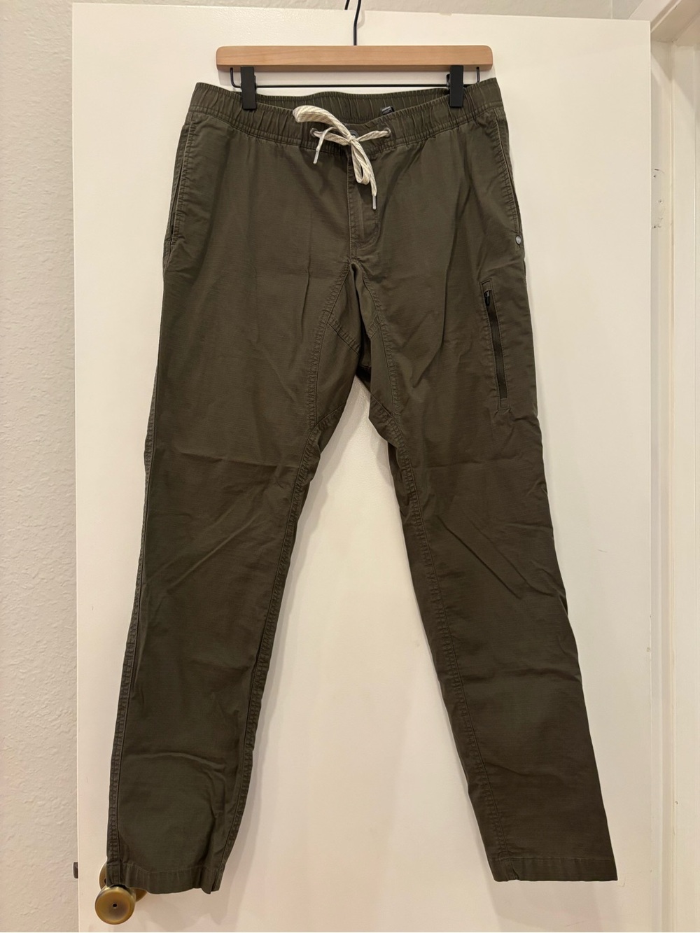 Vuori women's Ripstop Pant zipper pocket drawstring elastic waist fitted pant